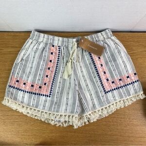 Buttons Embroidered linen shorts Size Medium